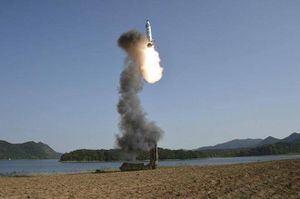 Corea del Norte lanza lo que aparenta ser un misil balístico