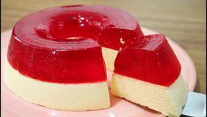 Sobremesa surpreendente de gelatina de morango com apenas 4 ingredientes