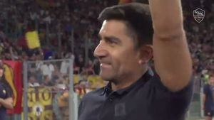 La tremenda ovación que se llevó David Pizarro en su visita al Olímpico de Roma