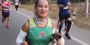 Corredora salvó a un cachorro durante una maratón y corrió con él más de 30 kilómetros