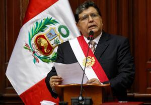 "Partió con honor" y críticas a su suicidio: las dos caras tras la muerte del ex presidente de Perú Alan García