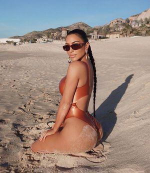 Kim Kardashian chama atenção com biquíni em praia do México