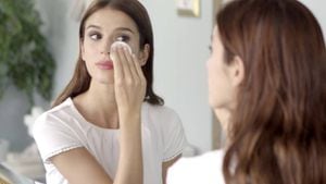 Cómo remover el maquillaje de tu rostro de manera natural