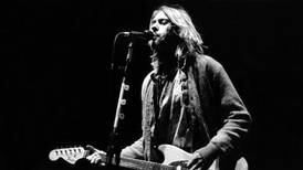 Se vendió por medio millón de dólares una guitarra rota en el escenario por Kurt Cobain