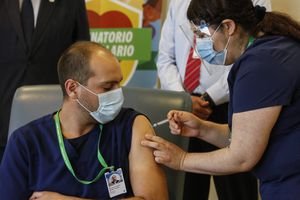 Funcionarios del ISP denuncian apuro por aprobar vacunas contra el coronavirus