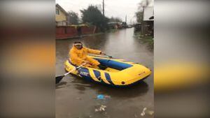 ​Sistema frontal: vecino de Temuco se moviliza en bote debido a inundaciones