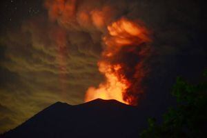 Erupción de volcán que se creía dormido obliga a evacuar a cientos de personas