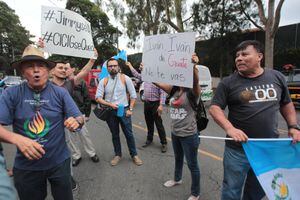 EN IMÁGENES. Manifestantes se confrontan frente a sede de CICIG