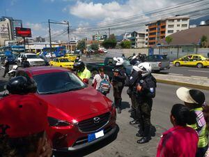 Quito: Auto diplomático causa accidente de tránsito en la Avenida Amazonas