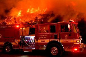 150 viviendas son arrasadas por fuego forestal en Chile