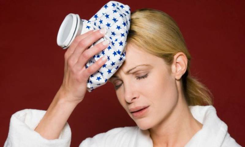 La condición más común que produce dolor de cabeza es la migraña.