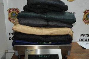 PF apreende 4 quilos de cocaína no forro de jaquetas de passageiro em Cumbica