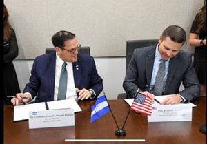 Honduras firma acuerdos de seguridad con Estados Unidos