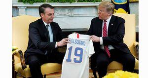 Trump e Bolsonaro trocam camisas das seleções de futebol