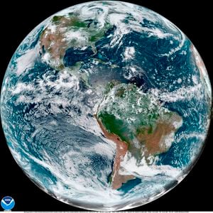 Pronostican temporada de huracanes más activa en Atlántico