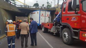 Quito: Realizan retiro del camión que impactó contra puente de San Blas