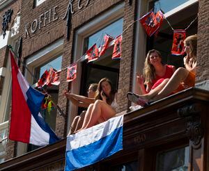 Holanda recomienda a solteras y solteros tener un compañero sexual fijo en la cuarentena