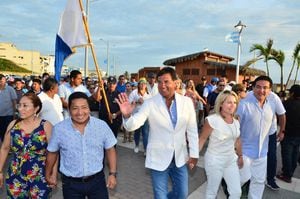 Fiesta en Playas por el nuevo malecón, Gobierno del Guayas anunció una segunda fase