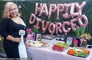 VIDEO: mujer esperó el divorcio durante 7 años y lo celebró con una fiesta