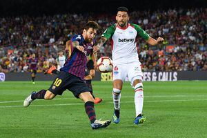 Con cinco minutos de Vidal, Barcelona derrotó al duro Alavés de Maripán en su estreno en la Liga