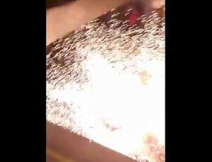 "Se le fue de las manos al Gobierno de Chile": video muestra a manifestantes lanzando objetos a las vías en Metro La Moneda