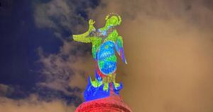 La Virgen de El Panecillo se viste con la bandera de Ecuador y países afectados por el coronavirus