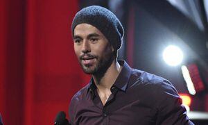 Le llueven críticas a Enrique Iglesias por tocar parte íntima de una corista