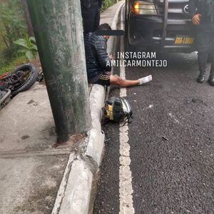Motociclistas derrapan a causa de asfalto mojado