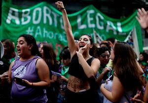 Aborto libre en Argentina logra su primera victoria: la Cámara de Diputados aprueba ley y pasa al Senado