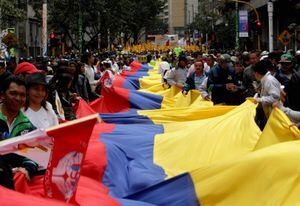 (Video) Denuncian que Esmad lanzó gases para dispersar cacerolazo en el centro de Bogotá