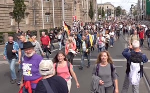 Cientos de escépticos del Covid-19 protestan en Berlín