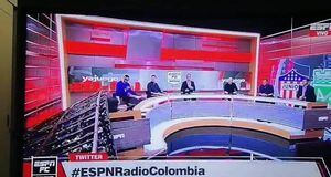 Video: pantalla gigante aplasta a un periodista colombiano de ESPN en plena transmisión