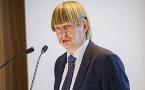 Político estonio de ultraderecha hace estallar las redes con su peinado: ojo con el detalle del corte en la oreja