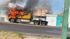 Operativo en Guanajuato deja varios negocios y vehículos incendiados