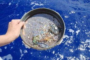 Cientistas usam dados de satélite da NASA para rastrear o movimento de pequenos pedaços de plástico no oceano