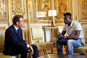 Ahora tiene la nacionalidad y lo nombraron bombero: la recompensa que Macron le dio al "hombre araña" que salvó a un niño en París