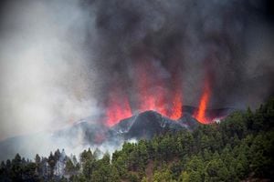 Impactantes imágenes: Más de 5.000 evacuados por erupción de volcán en La Palma, España