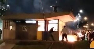 Caos en Bogotá: Vándalos prendieron fuego a puestos policiales con agentes dentro