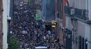 "La manada somos nosotras": Miles de mujeres se toman las calles de España indignadas por condena a acusados de violación colectiva