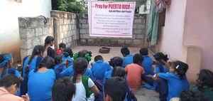 En India niños se reúnen para orar por Puerto Rico