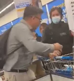 “Es mía la hue... yo la estoy pagando”: Graban violento actuar de cliente en supermercado de Calama