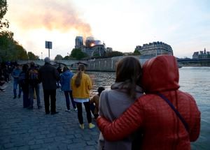 Doce horas de lucha contra las llamas: las imágenes que dejó el macabro incendio en la catedral de Notre Dame