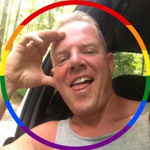 Fundador de organización que “cura” la homosexualidad reveló que es gay