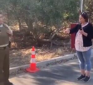“Nos vamos a volver a ver usted y yo”: mujer amenaza a Carabinero mientras impide acceso a playa de Papudo