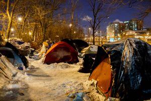 Se pasó: hombre desconocido pagó un hotel para 70 personas en situación de calle que soportaban el frío extremo en Chicago