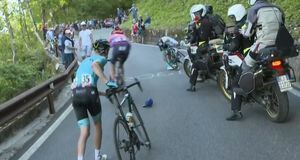 Giro de Italia: El momento en que un aficionado hizo caer a Miguel Ángel López en la etapa 20