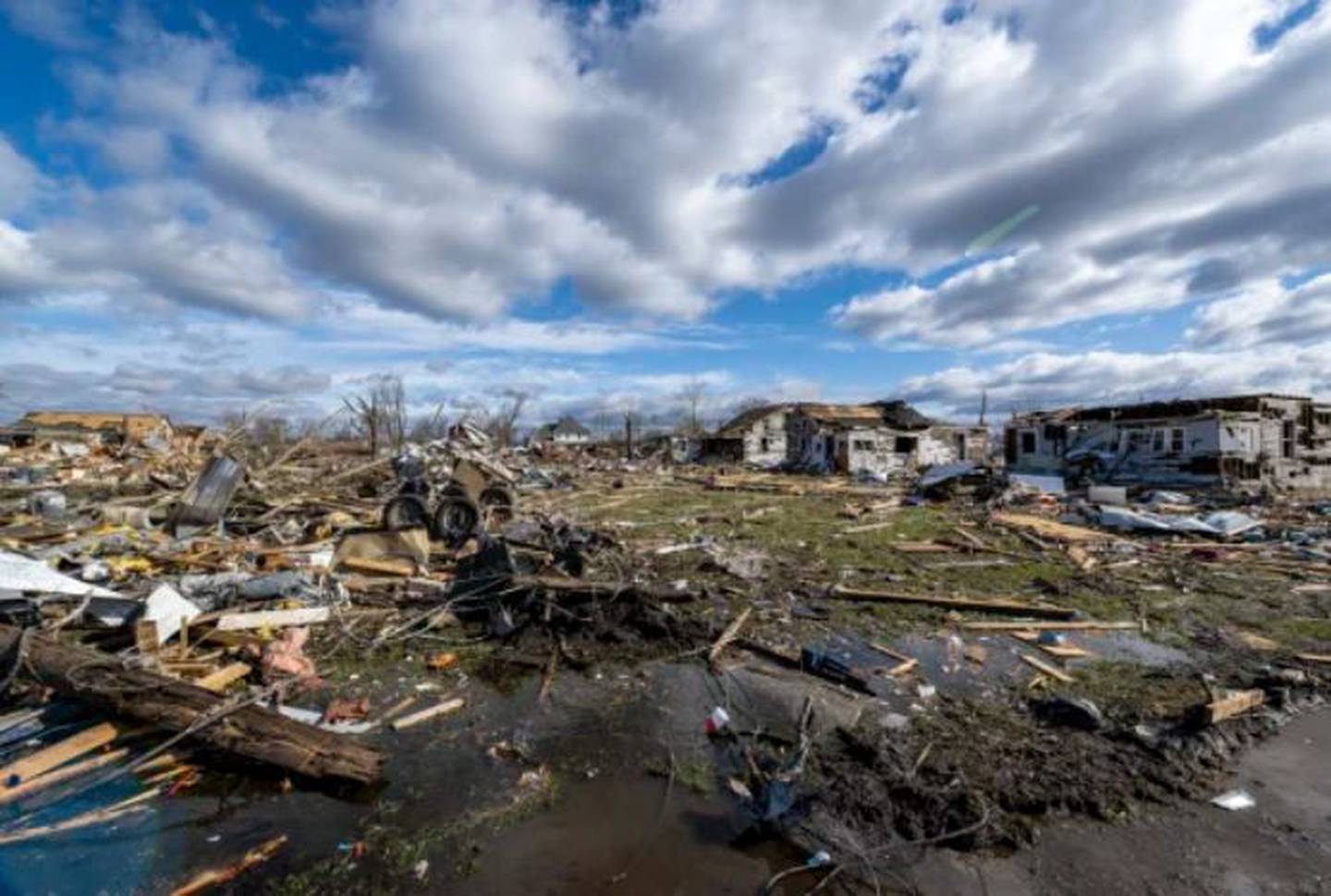 El daño de un tornado nocturno se ve en Sullivan, Indiana, el sábado 1 de abril de 2023. Se informaron múltiples muertes en el área después de la tormenta. | Foto: Doug McSchooler / AP