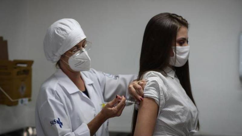 Estados Unidos llega a la meta de vacunación un mes después