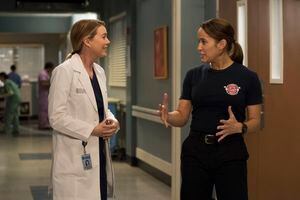 Atriz de 'Station 19' fala sobre relação da série com 'Grey's Anatomy'