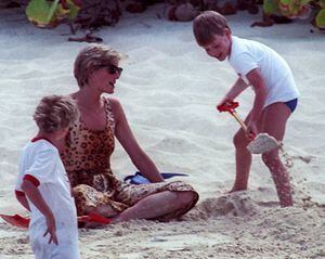Fotos revelam detalhes de uma das últimas férias de Lady Di ao lado dos filhos
